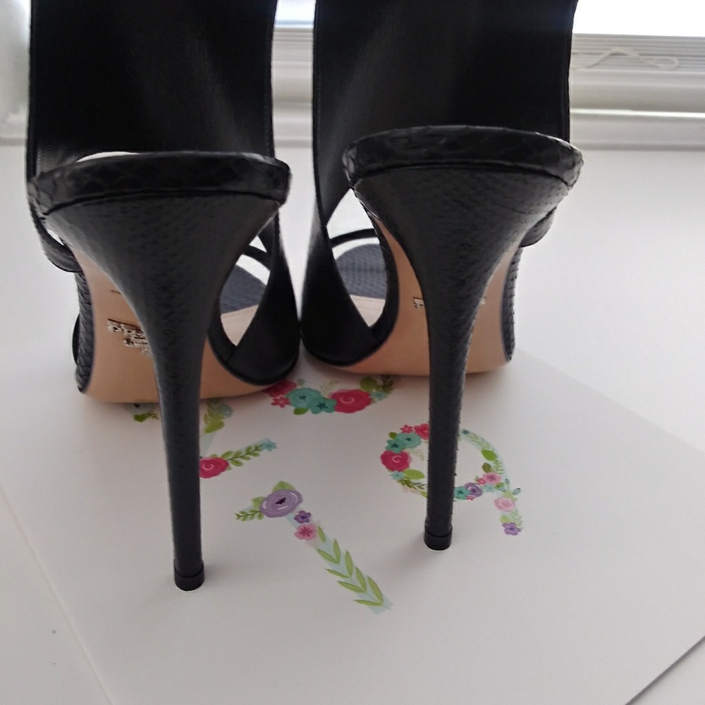 NWOT Authentic PRADA Leather heels. - Picture 4 of 8